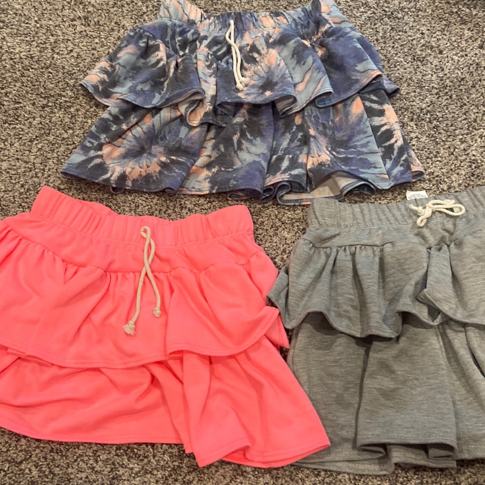 Insta girl Small 7–8, 65% polyester, 32% rayon 3% spandex double tier skirts